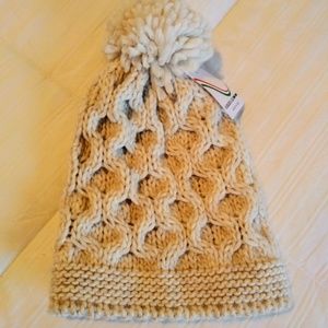 NWT Cable Knit Pom Pom Beanie Hat